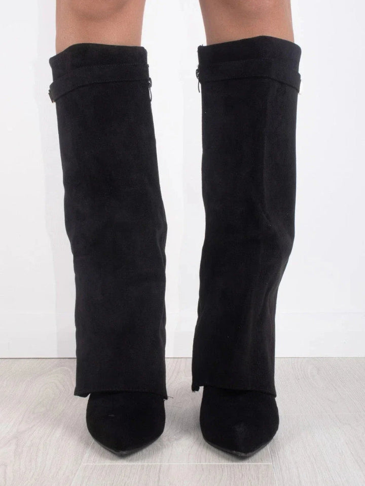 "Damenstiefel aus Suede mit goldenen Akzenten, luxuriös und bequem, ideal für Alltag und besondere Anlässe."