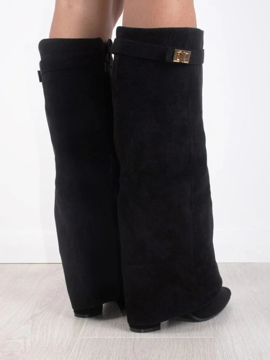 "Damenstiefel aus Suede mit goldenen Akzenten, luxuriös und bequem, ideal für Alltag und besondere Anlässe."