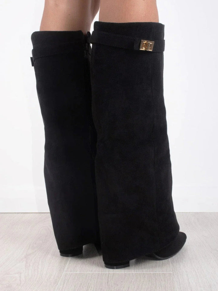 "Damenstiefel aus Suede mit goldenen Akzenten, luxuriös und bequem, ideal für Alltag und besondere Anlässe."