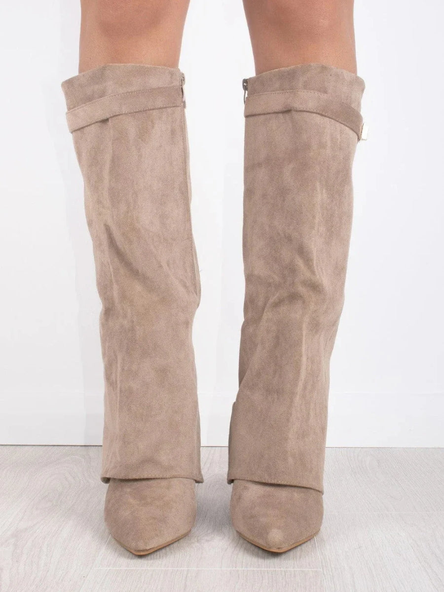 "Damenstiefel aus Suede mit goldenen Akzenten, luxuriös und bequem, ideal für Alltag und besondere Anlässe."