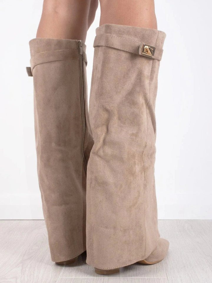 "Damenstiefel aus Suede mit goldenen Akzenten, luxuriös und bequem, ideal für Alltag und besondere Anlässe."