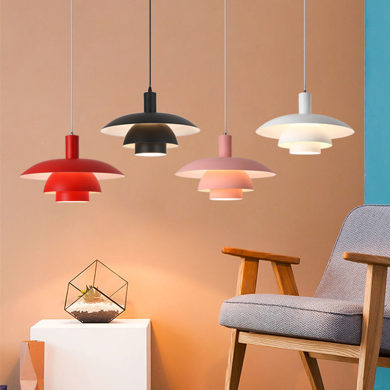 "Dänische Design-Hängeleuchte aus Metall und Glas im skandinavischen Stil, elegant und vielseitig für modernes Ambiente."