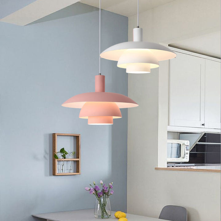 "Dänische Design-Hängeleuchte aus Metall und Glas im skandinavischen Stil, elegant und vielseitig für modernes Ambiente."
