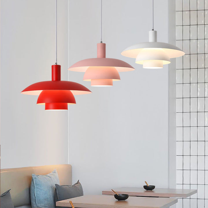 "Dänische Design-Hängeleuchte aus Metall und Glas im skandinavischen Stil, elegant und vielseitig für modernes Ambiente."