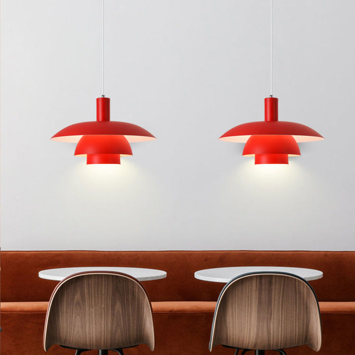 "Dänische Design-Hängeleuchte aus Metall und Glas im skandinavischen Stil, elegant und vielseitig für modernes Ambiente."