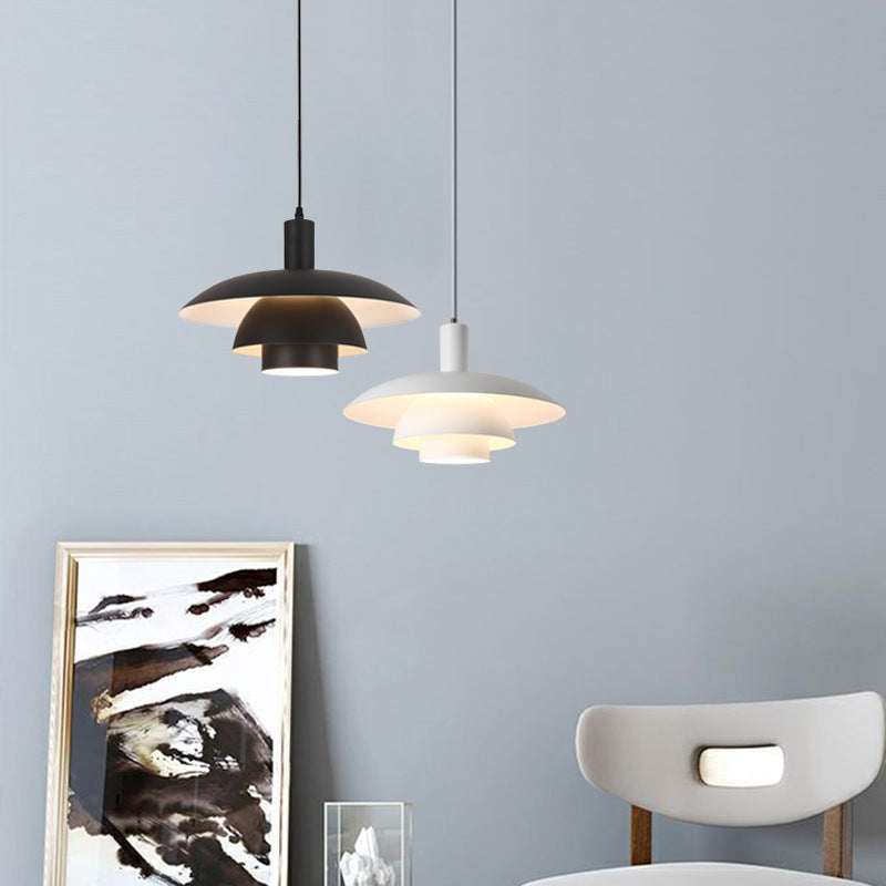 "Dänische Design-Hängeleuchte aus Metall und Glas im skandinavischen Stil, elegant und vielseitig für modernes Ambiente."