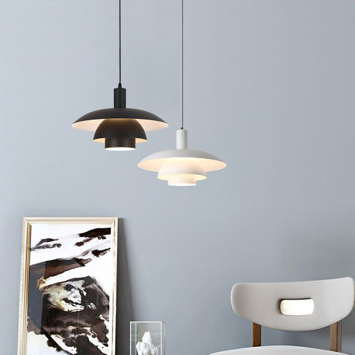 "Dänische Design-Hängeleuchte aus Metall und Glas im skandinavischen Stil, elegant und vielseitig für modernes Ambiente."