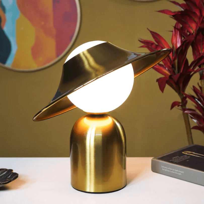 Lampe de table luxueuse en métal doré