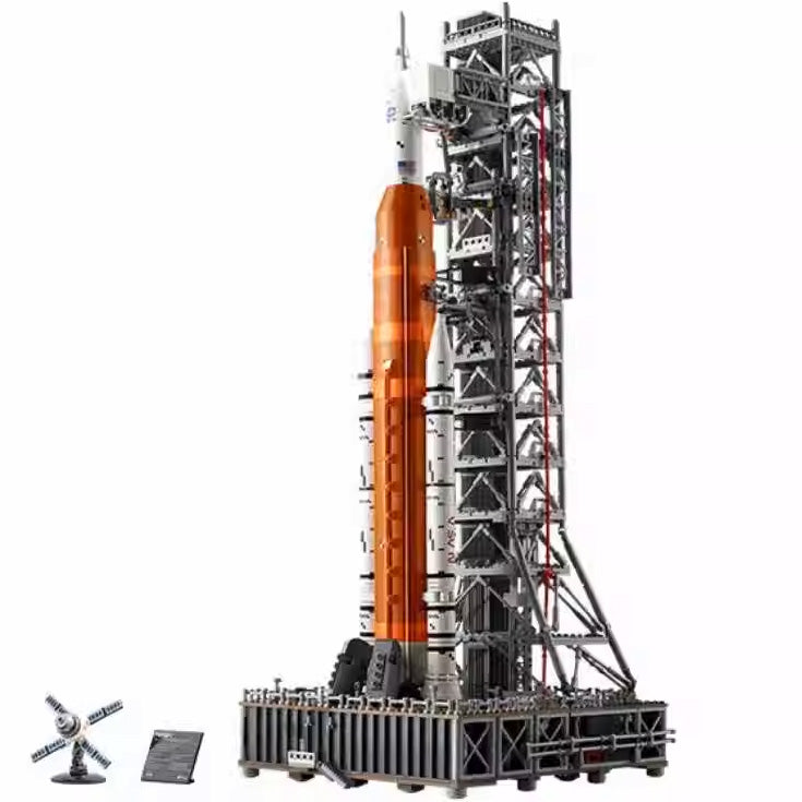 "Detailreiches Modell des NASA Artemis Space Launch Systems mit mehrstufiger Rakete und Orion-Kapsel, 70 cm hoch."