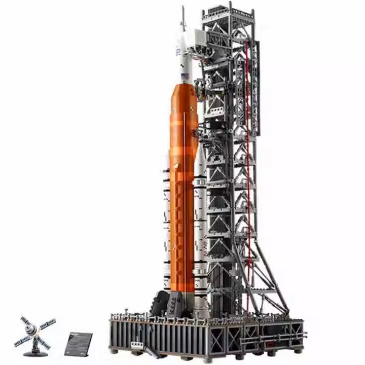 "Detailreiches Modell des NASA Artemis Space Launch Systems mit mehrstufiger Rakete und Orion-Kapsel, 70 cm hoch."