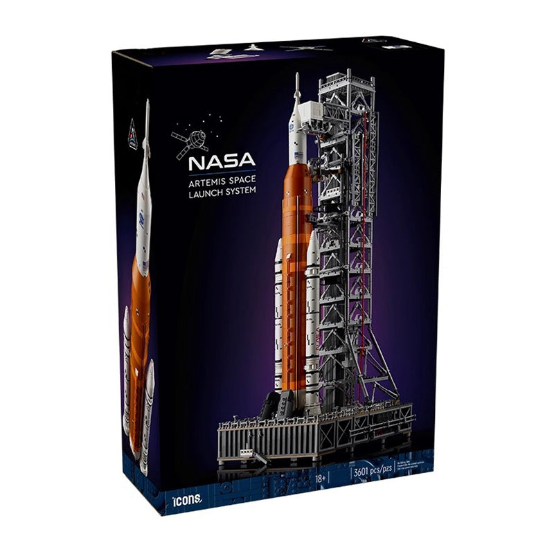 "Detailreiches Modell des NASA Artemis Space Launch Systems mit mehrstufiger Rakete und Orion-Kapsel, 70 cm hoch."