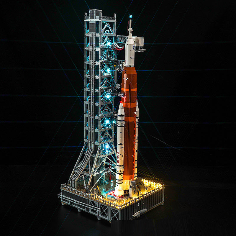 "Detailreiches Modell des NASA Artemis Space Launch Systems mit mehrstufiger Rakete und Orion-Kapsel, 70 cm hoch."