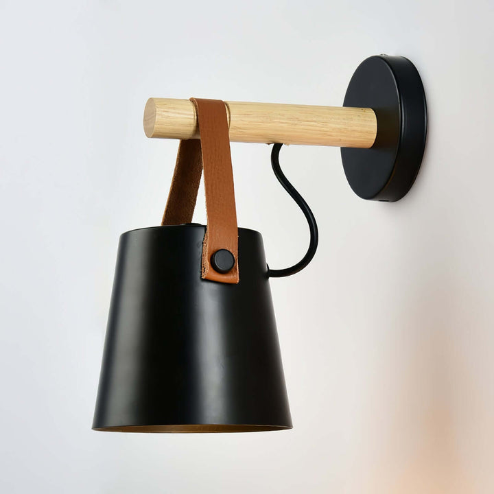 Konische Holz-Wandleuchte