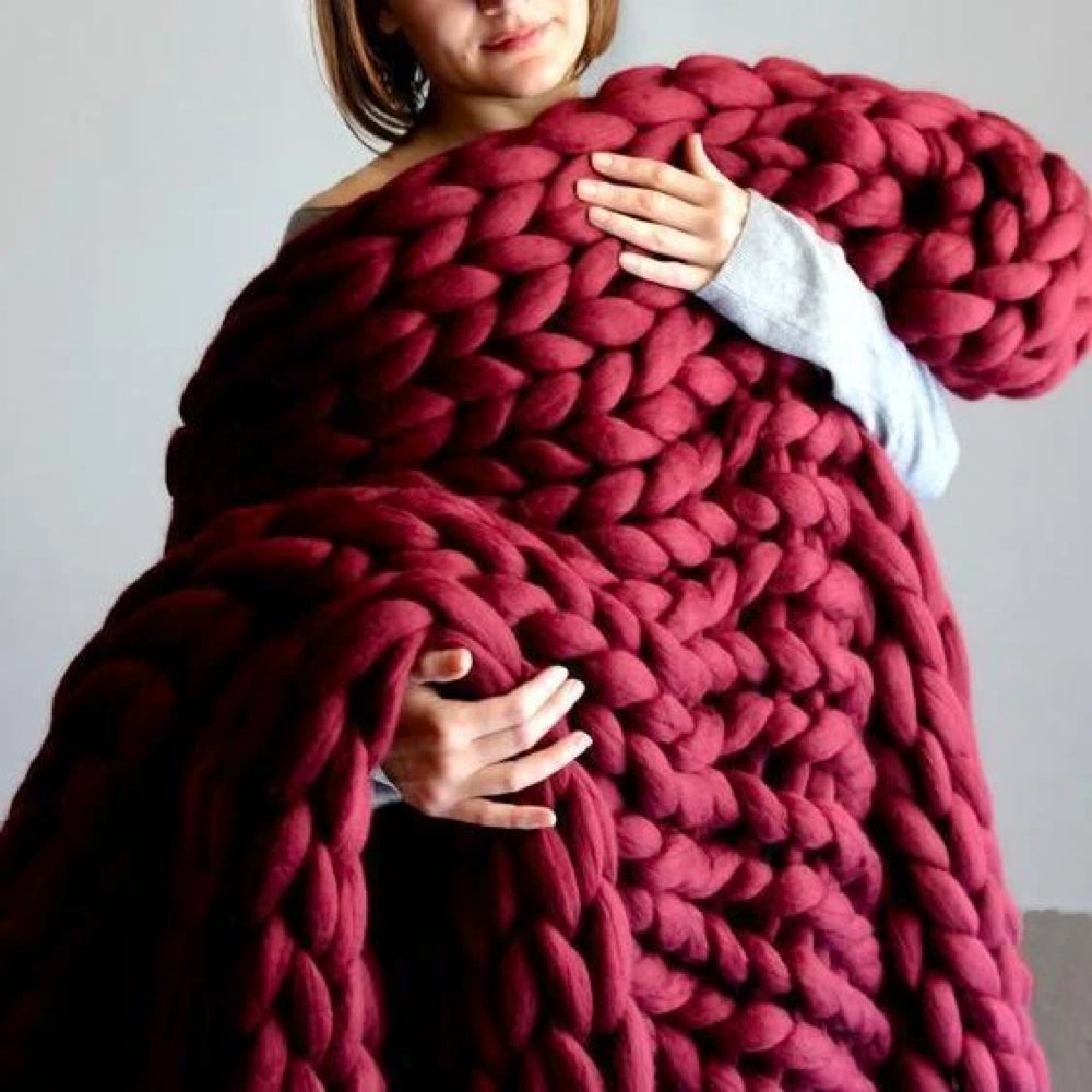 "DIY Chunky XL Wollgarn, flauschiges Textil, ideal für Strick-Projekte, in stilvollem Blau, perfekt für Decken und Kissen."