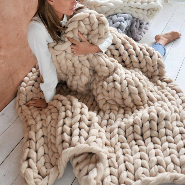 "DIY Chunky XL Wollgarn, flauschiges Textil, ideal für Strick-Projekte, in stilvollem Blau, perfekt für Decken und Kissen."