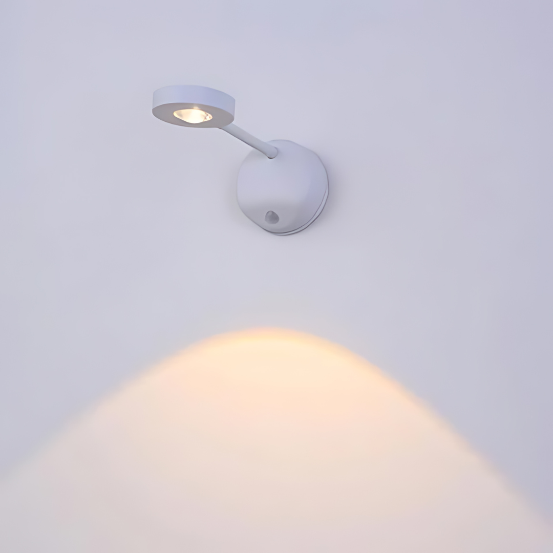 "Drahtloser LED Spot mit Bewegungssensor, modernes Design, verstellbar, warmes bis kühles Licht, einfache Montage."