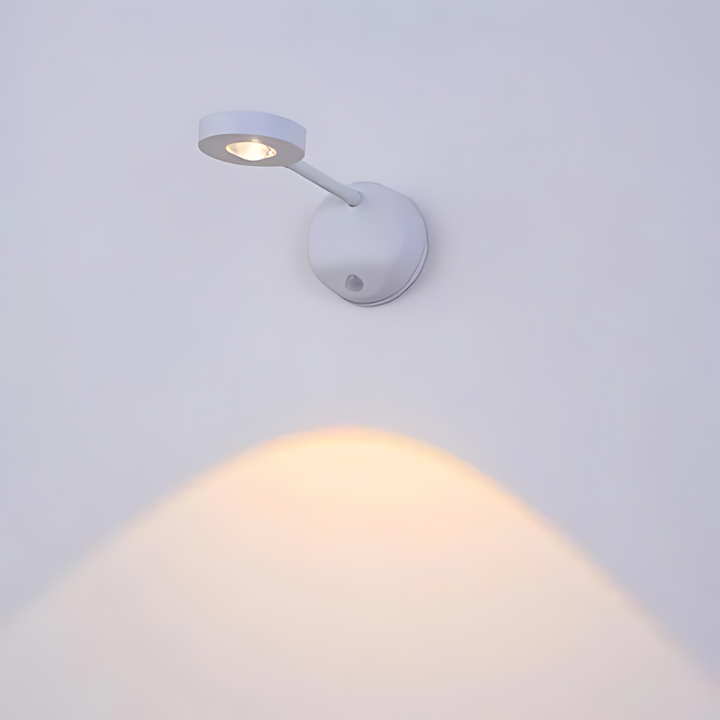 "Drahtloser LED Spot mit Bewegungssensor, modernes Design, verstellbar, warmes bis kühles Licht, einfache Montage."