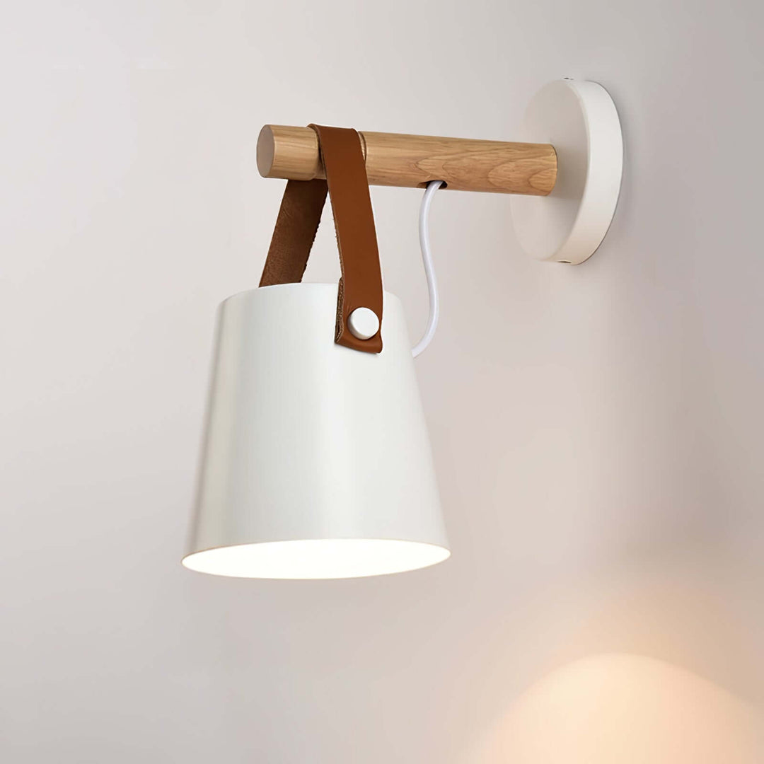 Konische Holz-Wandleuchte