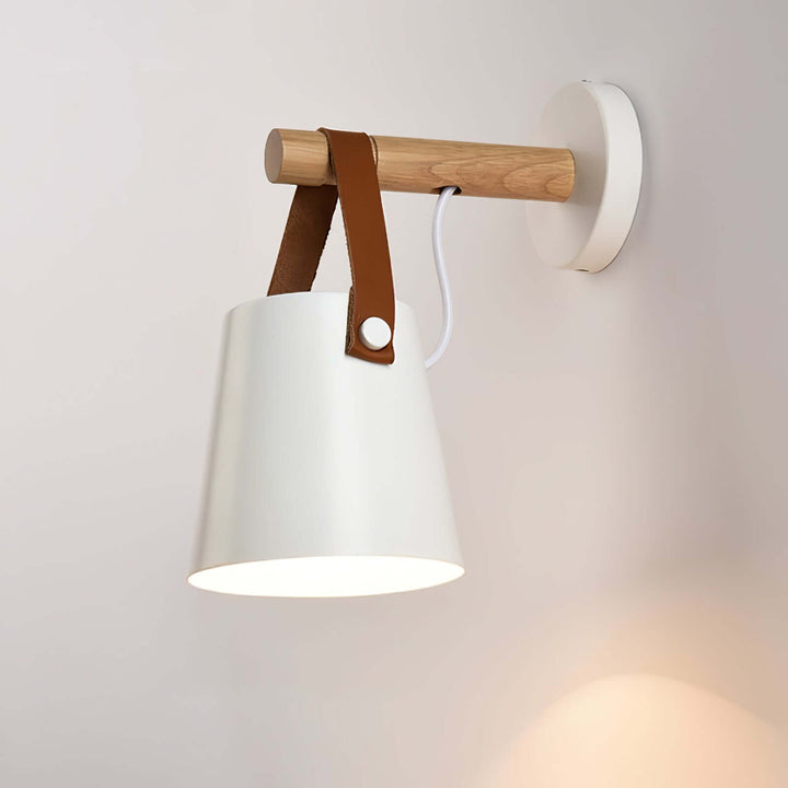 Konische Holz-Wandleuchte