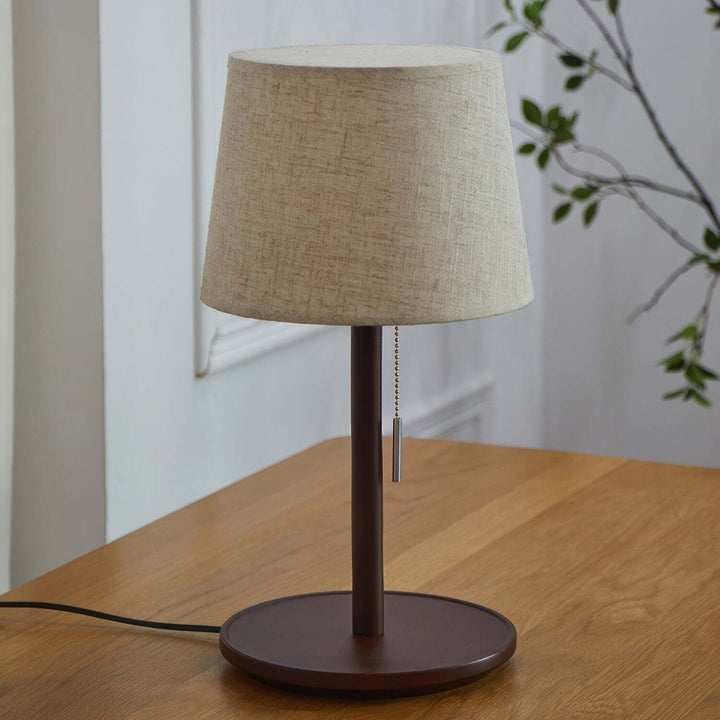 Lampe de table design en bois de noyer avec abat-jour en tissu