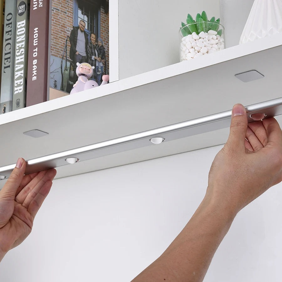 Effiziente Unterbauleuchte mit Bewegungssensor, dimmbar, in schlankem Design, ideal für Küchen, Wohnzimmer, und Garagen.