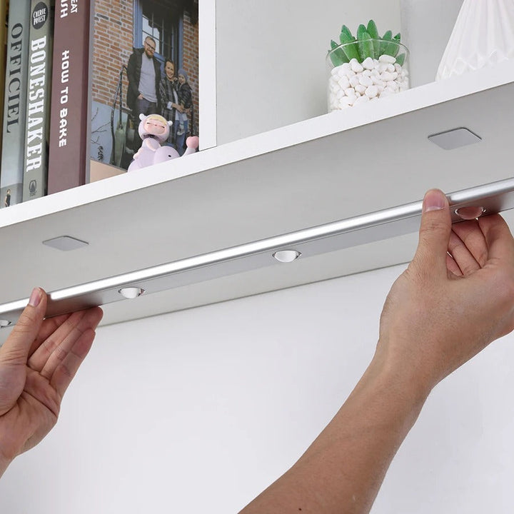 Effiziente Unterbauleuchte mit Bewegungssensor, dimmbar, in schlankem Design, ideal für Küchen, Wohnzimmer, und Garagen.