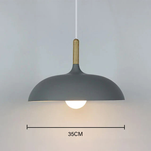 Eichenholz-Deckenleuchte im skandinavischen Design mit LED, Kombination aus Eisen und Eiche, minimalistisch und elegant.