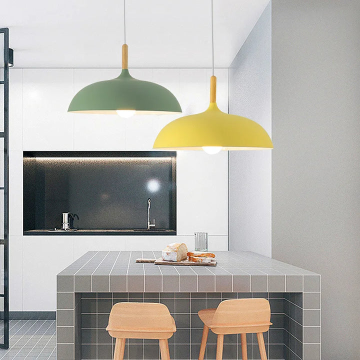 Eichenholz-Deckenleuchte im skandinavischen Design mit LED, Kombination aus Eisen und Eiche, minimalistisch und elegant.