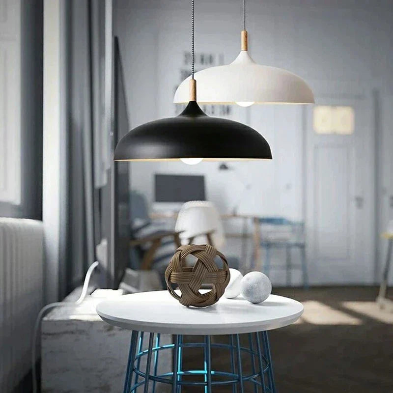 Eichenholz-Deckenleuchte im skandinavischen Design mit LED, Kombination aus Eisen und Eiche, minimalistisch und elegant.