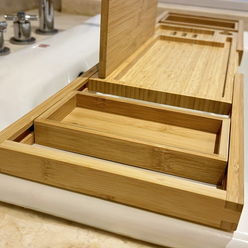 Elegant verstellbare Bambus-Badewannenablage mit Kerze und Getränk, perfekt für entspannende Spa-Momente zu Hause.