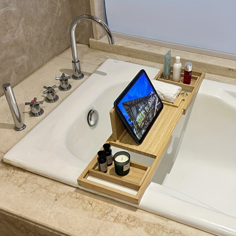 Elegant verstellbare Bambus-Badewannenablage mit Kerze und Getränk, perfekt für entspannende Spa-Momente zu Hause.