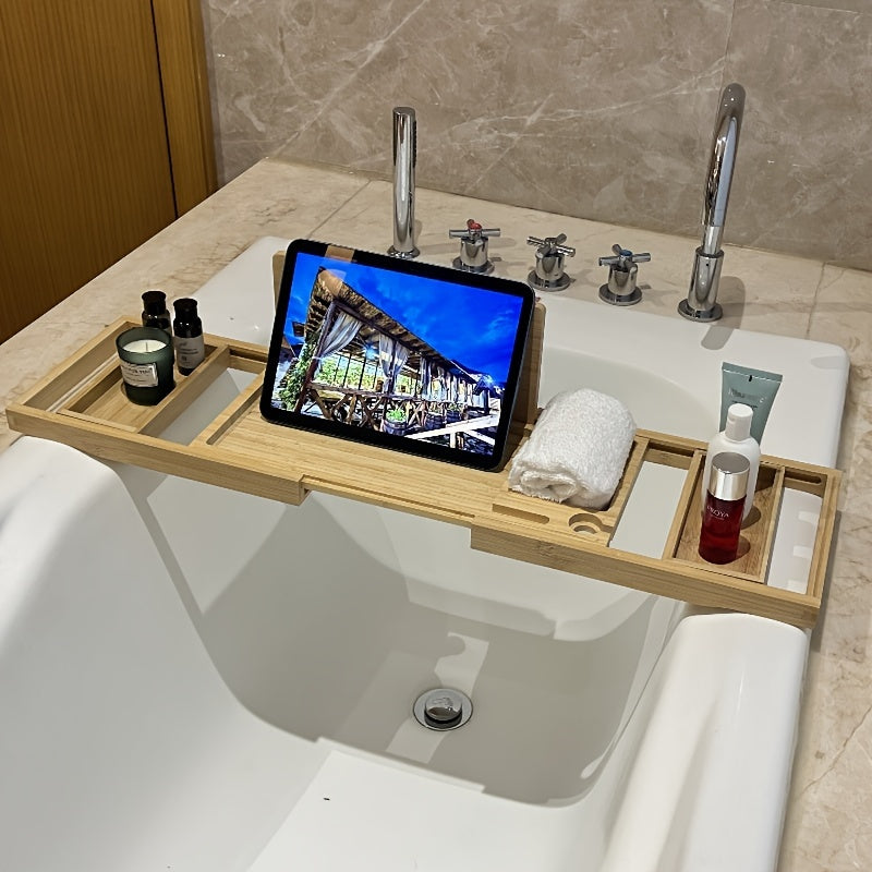 Elegant verstellbare Bambus-Badewannenablage mit Kerze und Getränk, perfekt für entspannende Spa-Momente zu Hause.