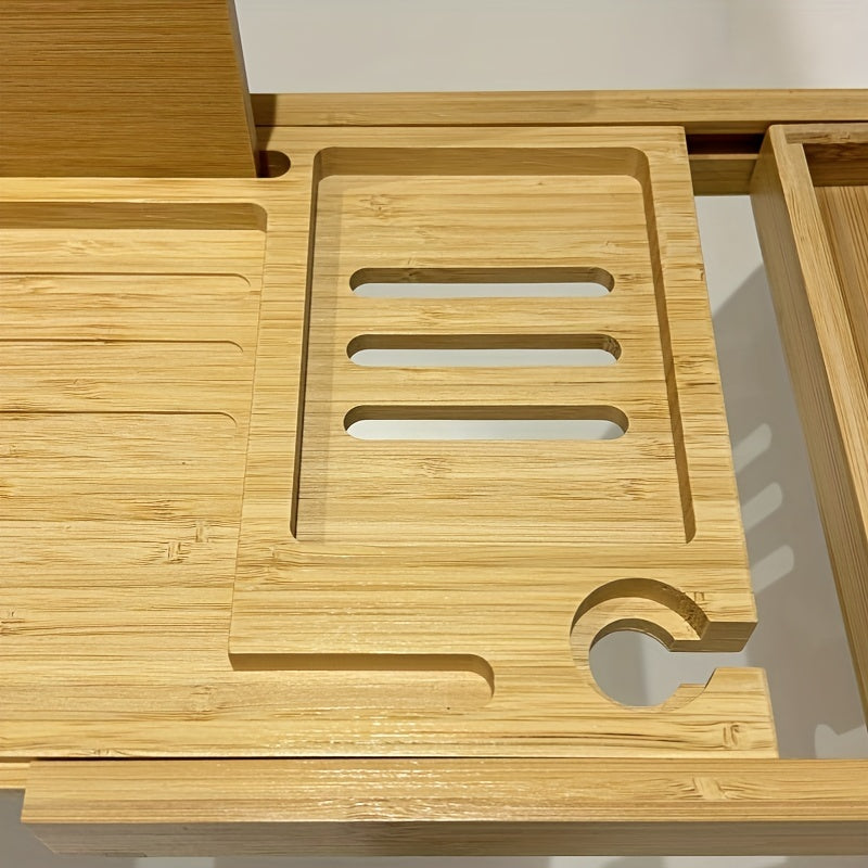 Elegant verstellbare Bambus-Badewannenablage mit Kerze und Getränk, perfekt für entspannende Spa-Momente zu Hause.