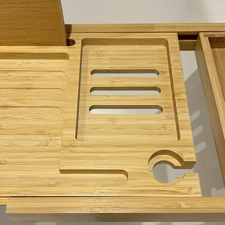 Elegant verstellbare Bambus-Badewannenablage mit Kerze und Getränk, perfekt für entspannende Spa-Momente zu Hause.