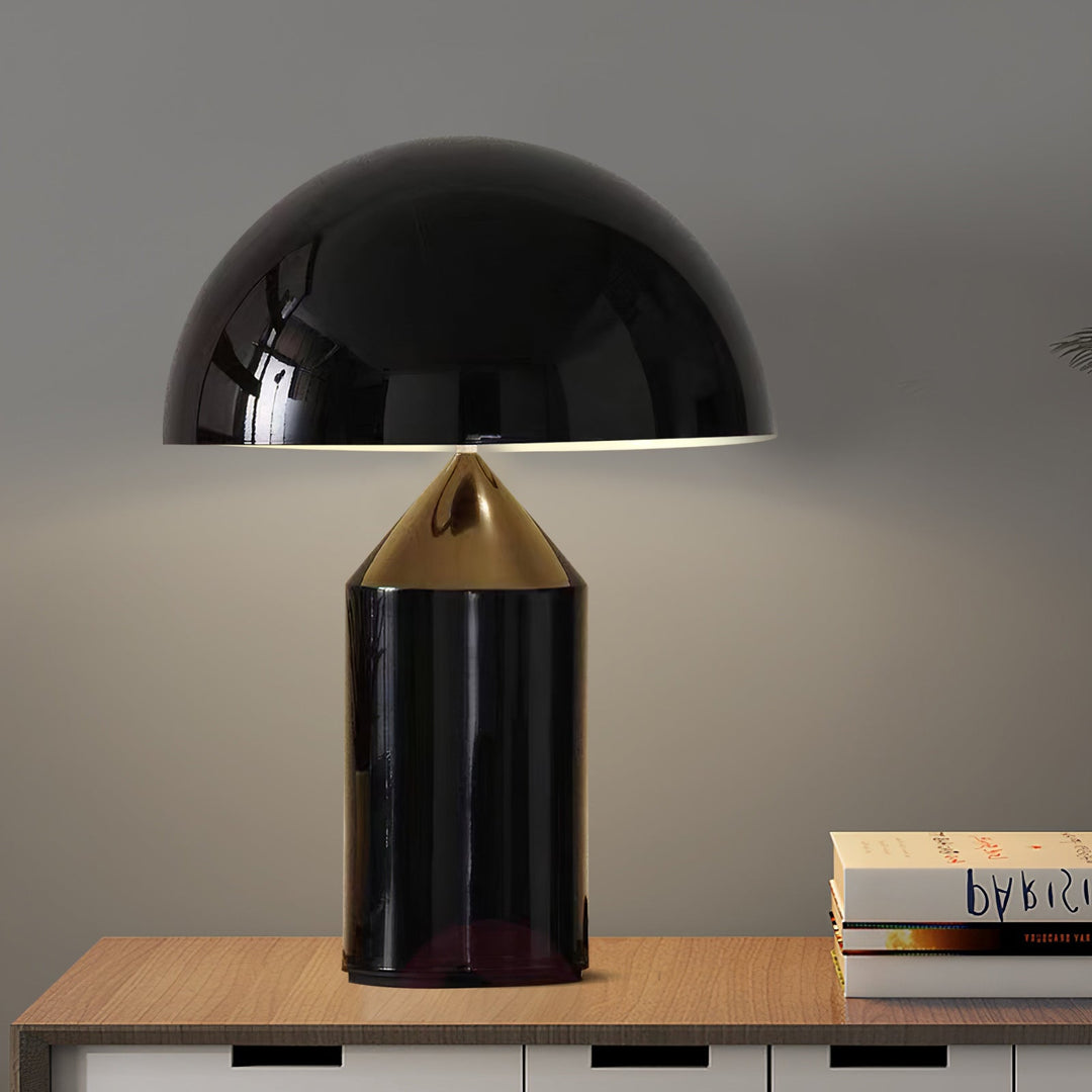 "Elegante Atollo Tischleuchte, geometrisches Design aus Zylinder, Kegel, Halbkugel, in edlem Metallfinish für stilvolles Zuha