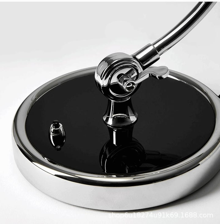 Elegante Bauhaus Tischlampe aus Metall, klassische Form und vielseitige Farboptionen, ideal für stilvolle Inneneinrichtung.