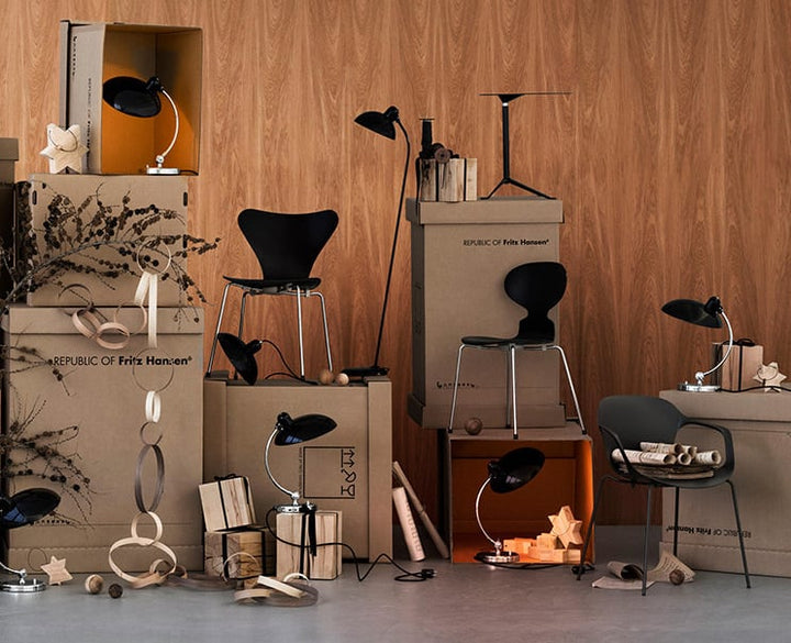 Elegante Bauhaus Tischlampe aus Metall, klassische Form und vielseitige Farboptionen, ideal für stilvolle Inneneinrichtung.