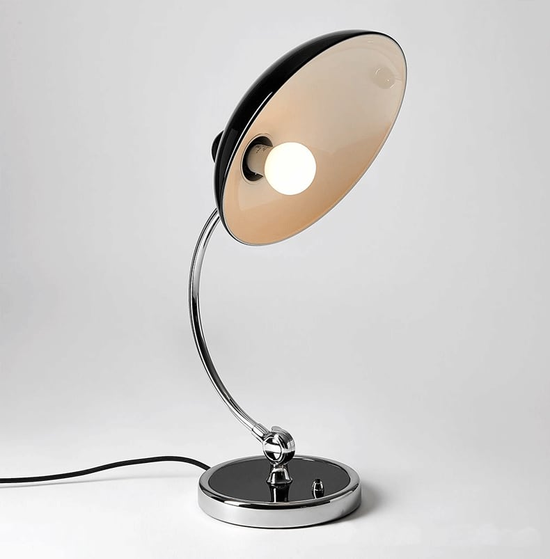 Elegante Bauhaus Tischlampe aus Metall, klassische Form und vielseitige Farboptionen, ideal für stilvolle Inneneinrichtung.