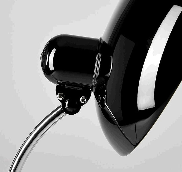 Elegante Bauhaus Tischlampe aus Metall, klassische Form und vielseitige Farboptionen, ideal für stilvolle Inneneinrichtung.