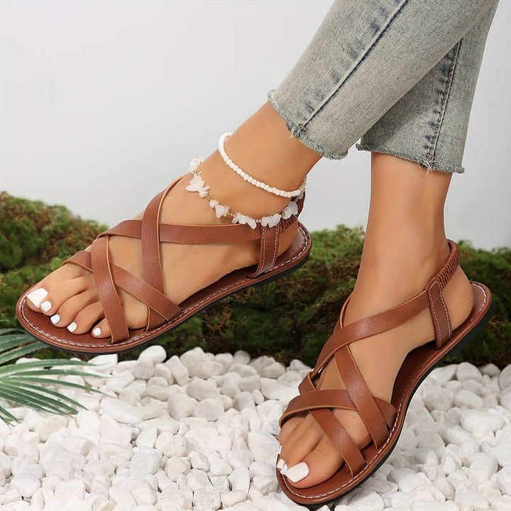 Elegante Crisscross Sandalen mit rutschfesten Riemen, flach, vielseitig kombinierbar, ideal für Sommer und Stadt.