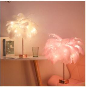 "Elegante Federlampe mit sanftem, diffusem Licht, sorgt für gemütliche Atmosphäre im Raum. Exquisites Federdesign."