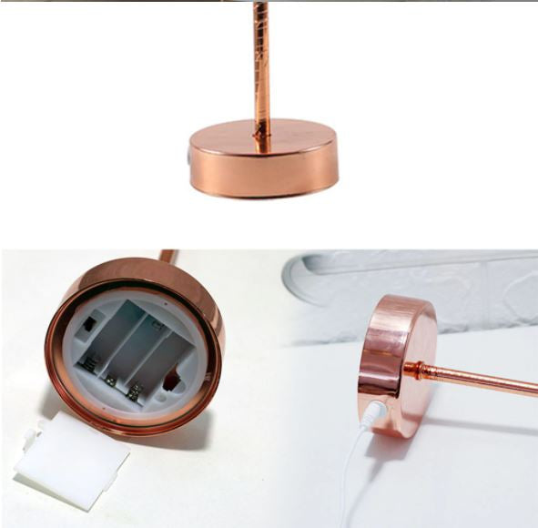 "Elegante Federlampe mit sanftem, diffusem Licht, sorgt für gemütliche Atmosphäre im Raum. Exquisites Federdesign."