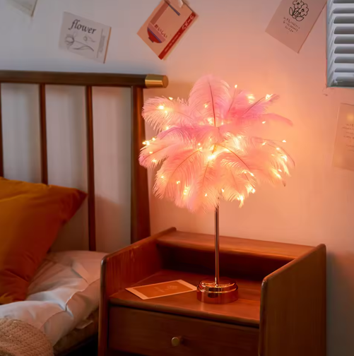 "Elegante Federleuchte mit sanften Federn und warmem Licht, ideal für Wohnzimmer oder Schlafzimmer, USB-aufladbar."