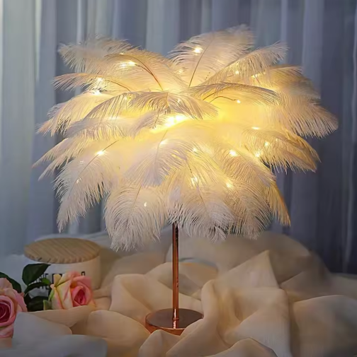 "Elegante Federleuchte mit sanften Federn und warmem Licht, ideal für Wohnzimmer oder Schlafzimmer, USB-aufladbar."