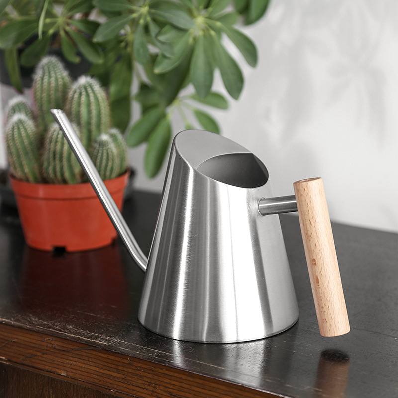 "Elegante Gießkanne mit ergonomischem Holzgriff, ideal für stilvolles Gießen im Garten. Mattes Weiß, langlebig, 900ML Kapazit