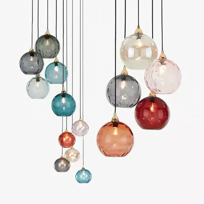 "Elegante Glas-Kugel-Hängeleuchte mit warmem Licht, ideal für eine stilvolle Inneneinrichtung im Wohnzimmer oder Schlafzimmer