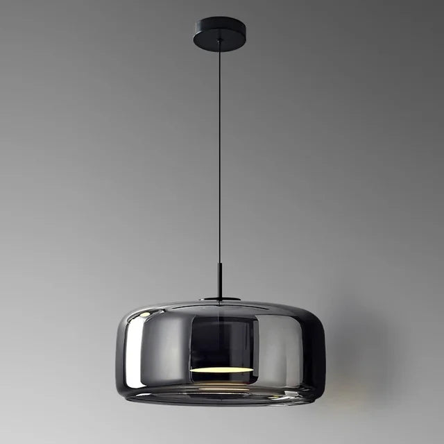 Elegante Glas Pendelleuchte mit klarer Glaskugel, zeitlosem Design und luxuriöser Note, ideal für Wohnzimmer oder Küche.