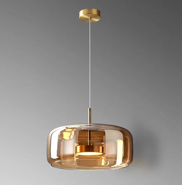 Elegante Glas Pendelleuchte mit klarer Glaskugel, zeitlosem Design und luxuriöser Note, ideal für Wohnzimmer oder Küche.