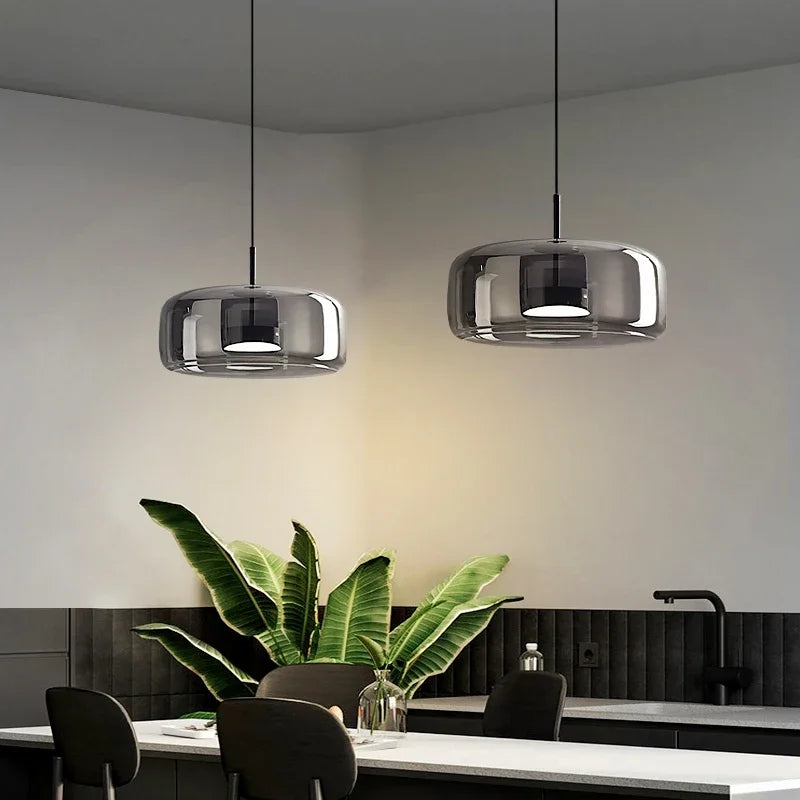 Elegante Glas Pendelleuchte mit klarer Glaskugel, zeitlosem Design und luxuriöser Note, ideal für Wohnzimmer oder Küche.