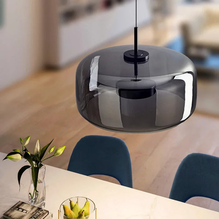 Elegante Glas Pendelleuchte mit klarer Glaskugel, zeitlosem Design und luxuriöser Note, ideal für Wohnzimmer oder Küche.